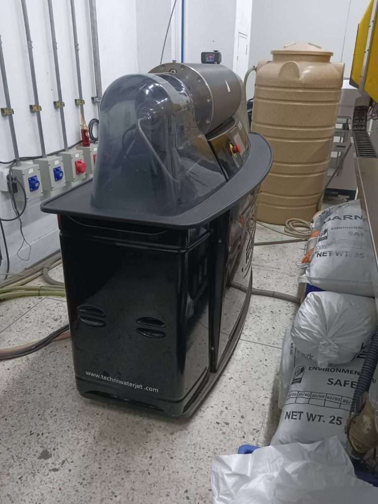 Hệ thống cắt nước Techni Intec-G2 i510 năm 2018 – Máy cắt CNC 5 trục PAC60 + Bơm Quantum ESP 66.000 PSI – Đã qua sử dụng – Thái Lan