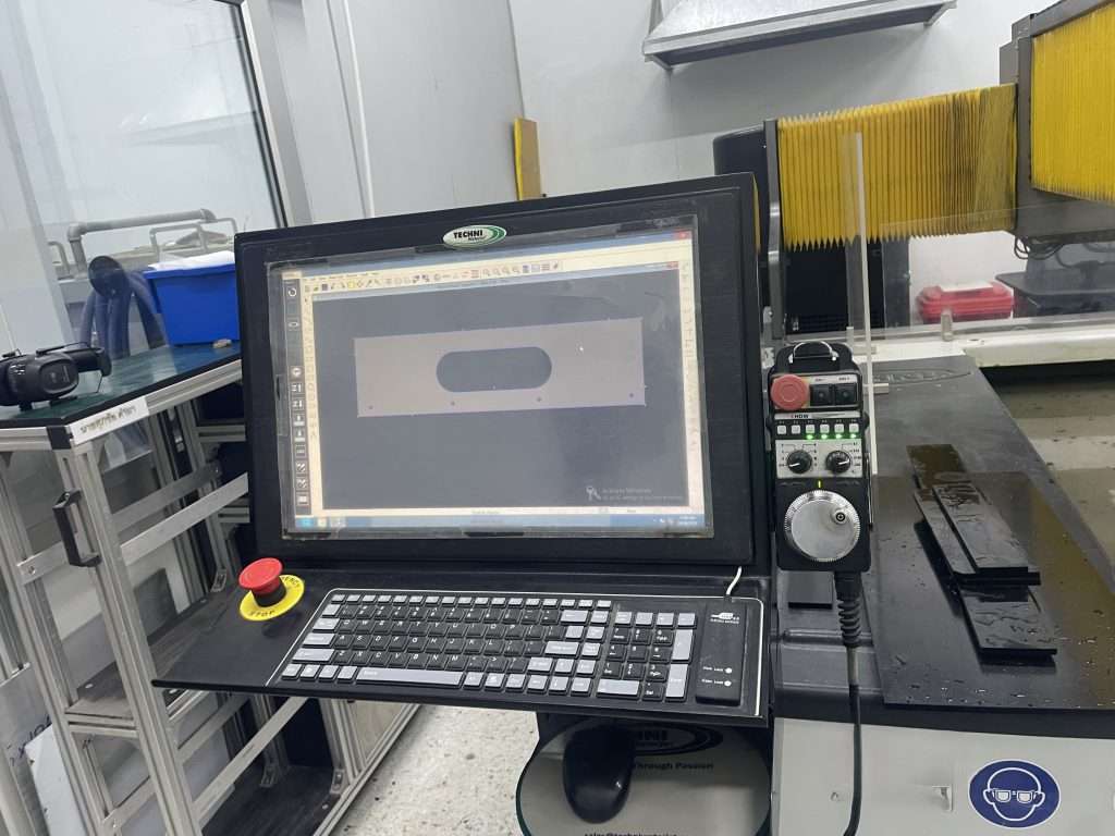 Hệ thống cắt nước Techni Intec-G2 i510 năm 2018 – Máy cắt CNC 5 trục PAC60 + Bơm Quantum ESP 66.000 PSI – Đã qua sử dụng – Thái Lan