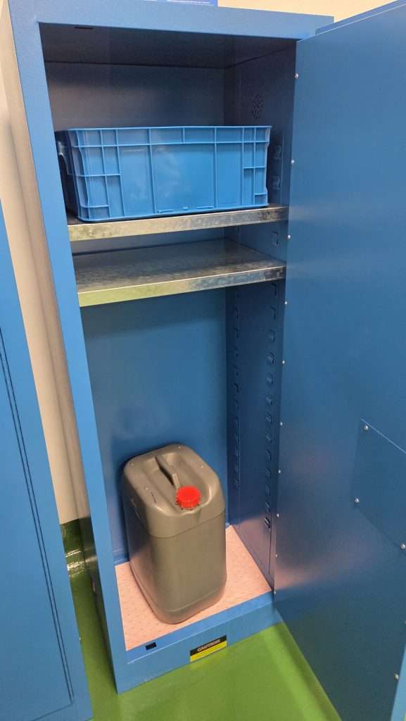 2x 22 加侖藍色防腐溶劑櫃 – 二手 – 新加坡