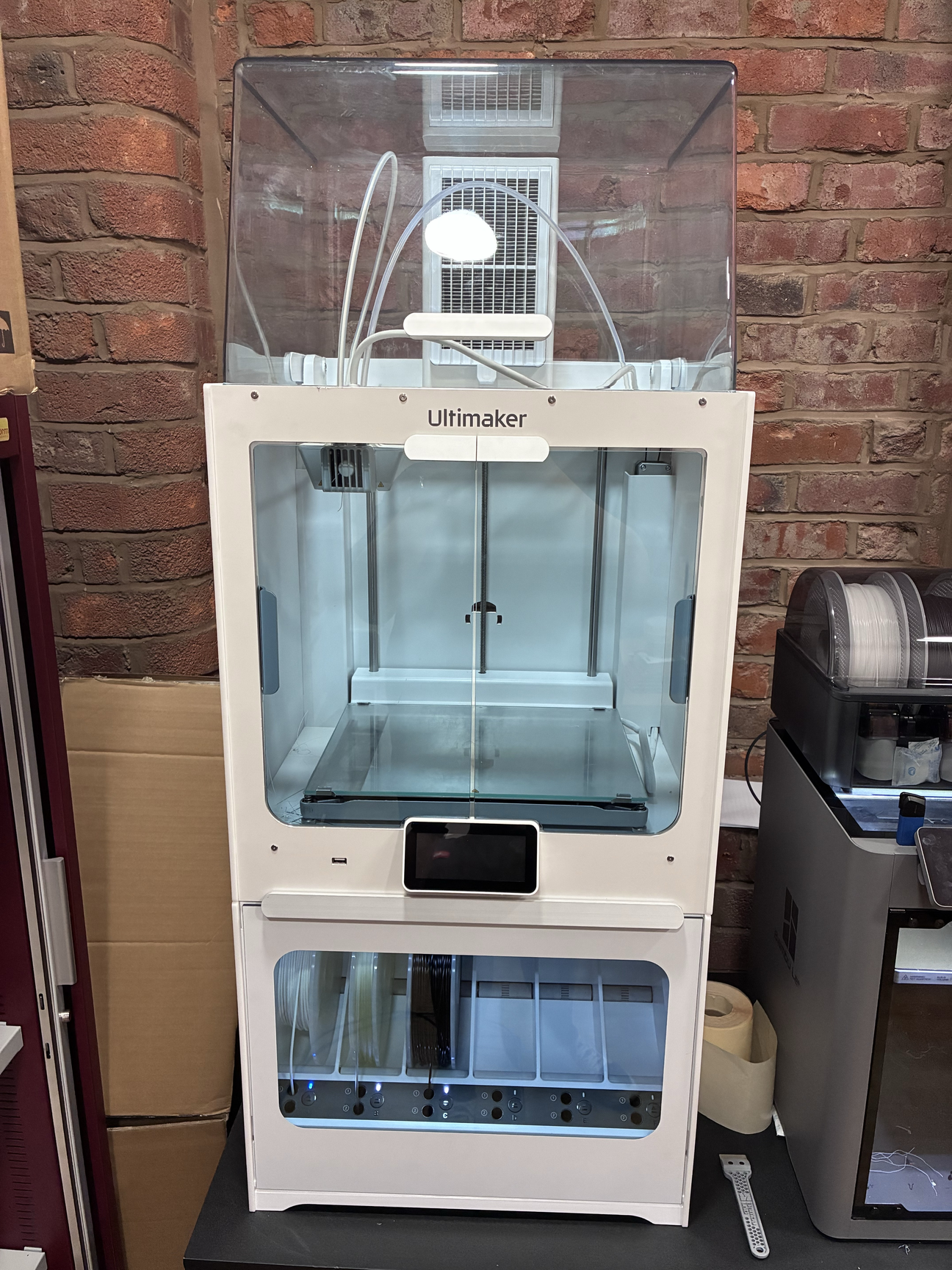 Ultimaker S5 3D Printer with Air Manager and Material Station