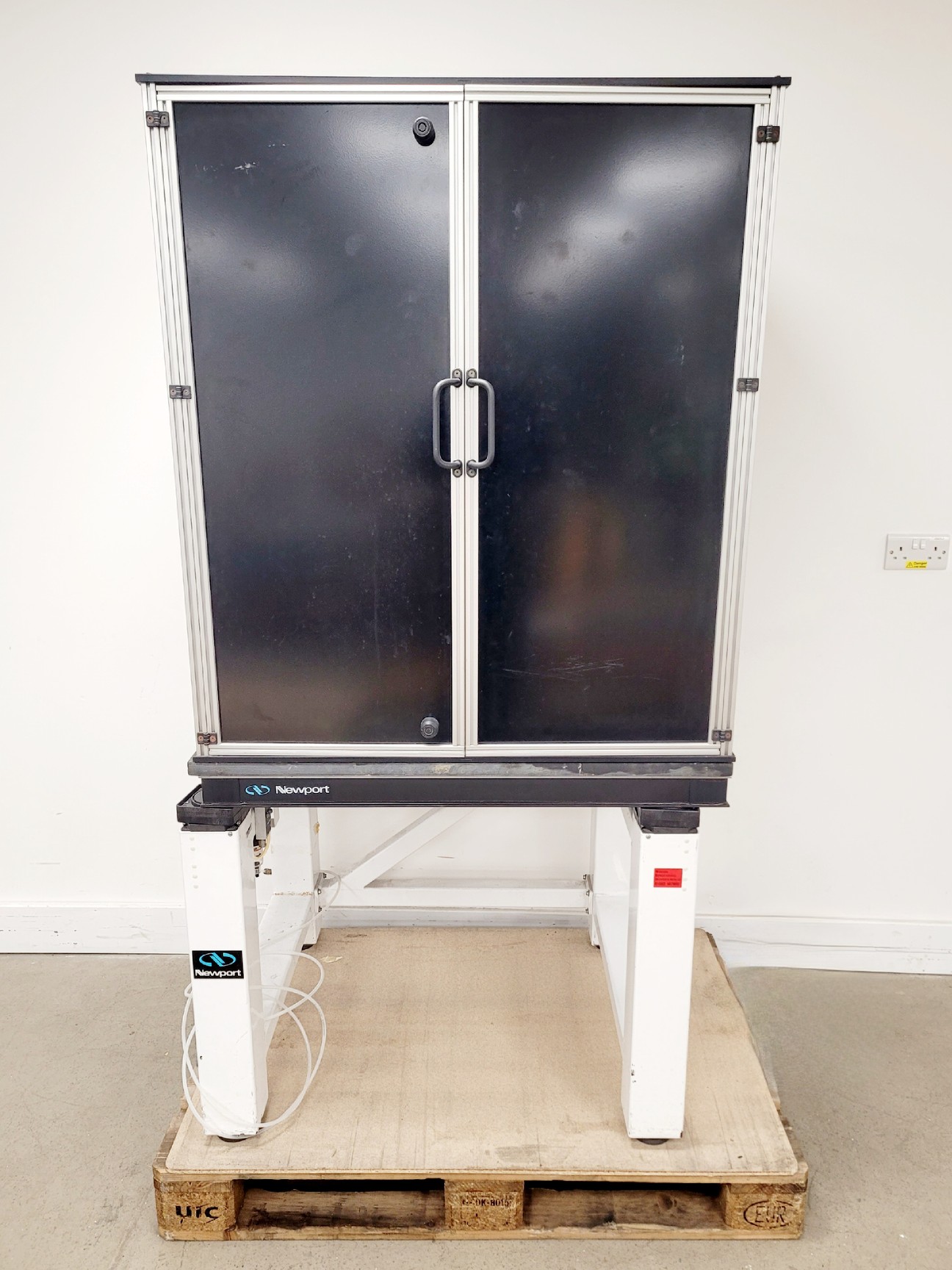 Newport Anti-Vibration Table with Cabinet