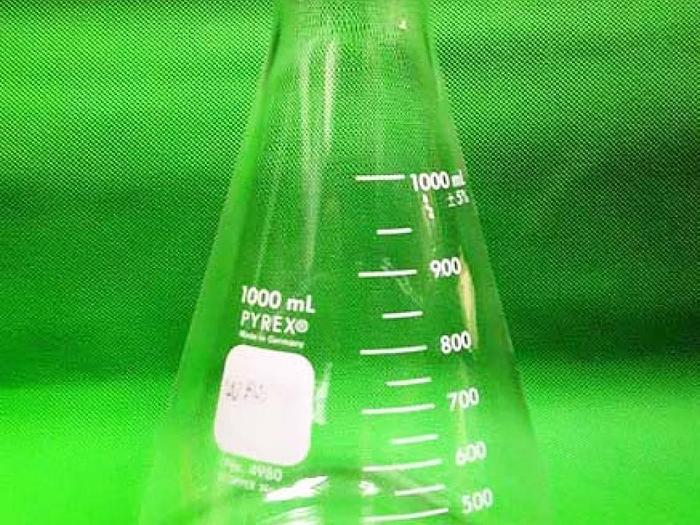 Pyrex 1000ml Conical Graduated